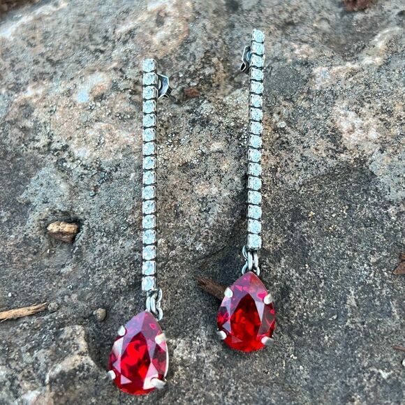 Handcrafted post earrings with red and clear Swarovski crystal - Picture 3 of 7